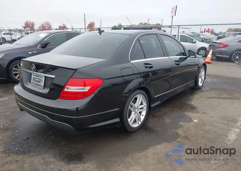 2012 Mercedes-Benz C 250 Sport z USA, uszkodzony, nr VIN WDDGF4HB0CR222893